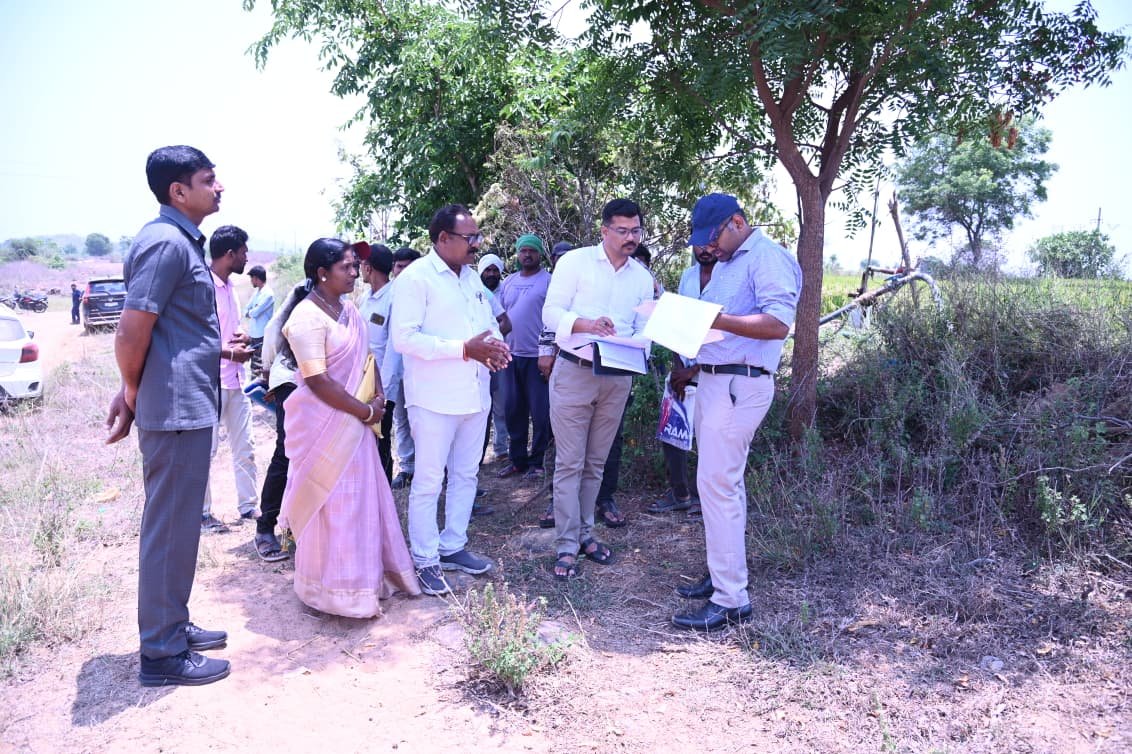 భూ సమస్యల పరిష్కార దిశగా అధికారులు చర్యలు  తీసుకోవాలి ...జిల్లా కలెక్టర్ కోయ శ్రీ హర్ష  వెన్నంపల్లి గ్రామంలోని పలు వ్యవసాయ భూములను పరిశీలించిన జిల్లా కలెక్టర్
